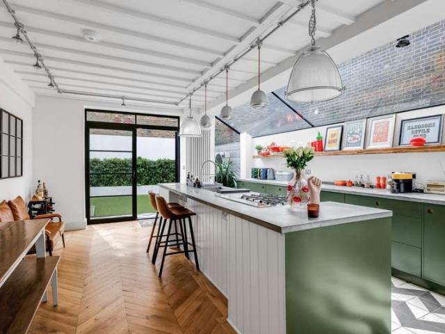 Cottage for sale in Brondesbury, Greater London