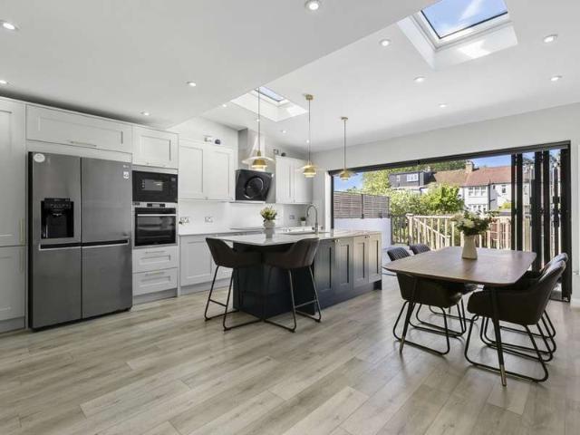 Apartment for sale in London Borough of Hounslow, Strand