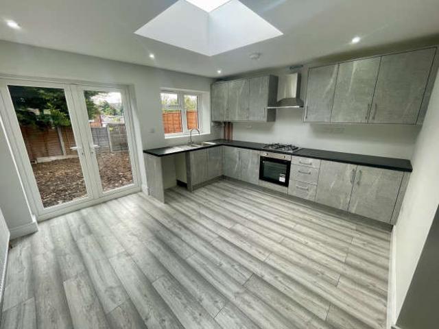 Terraced House for rent in Uxbridge, Cowley