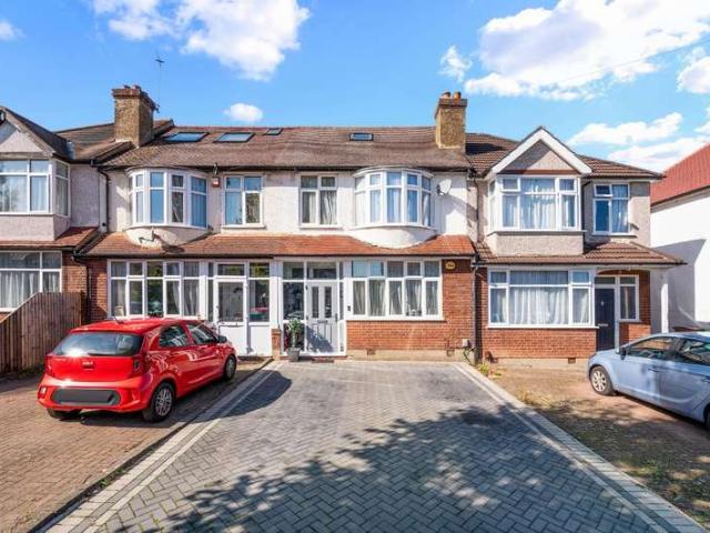 Cottage for sale in Worcester Park, Greater London