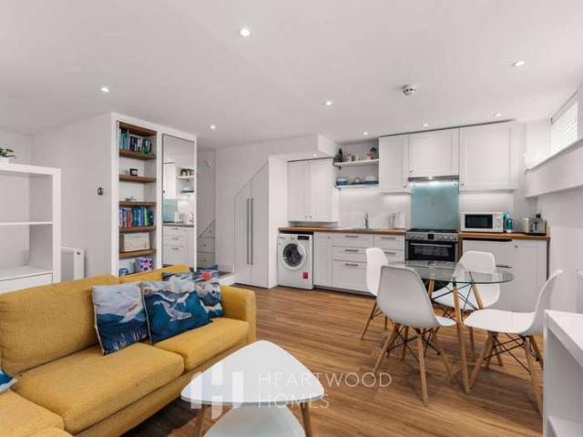 Cottage for sale in St Albans, Five Acres
