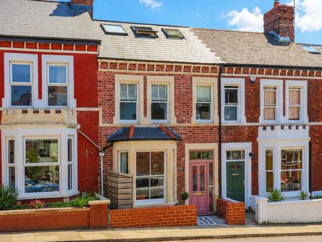 Cottage for sale in The Knap, Barry