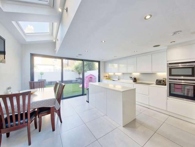 Cottage for sale in Clapham Junction, Greater London