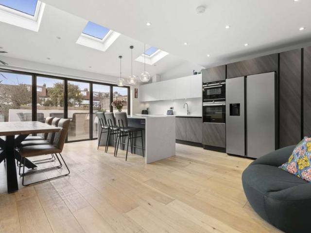 Apartment for sale in North Kensington, Greater London
