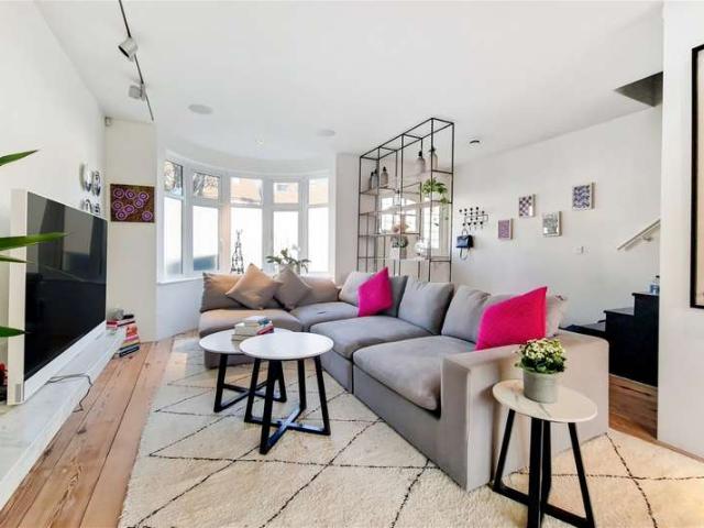 Cottage for rent in Brondesbury, Greater London