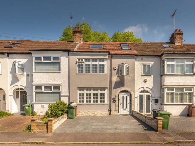 Terraced House for sale in Chingford, South Chingford