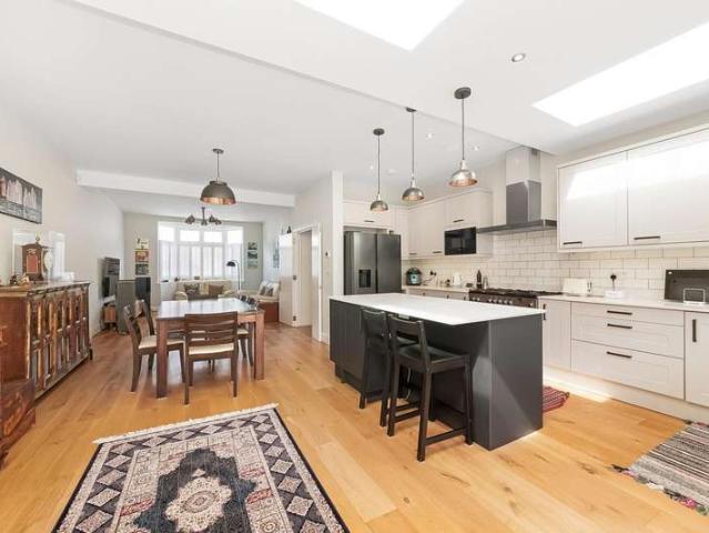 Cottage for sale in Tulse Hill, Greater London