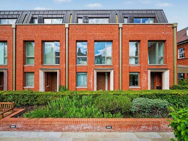 Cottage for sale in West Hampstead, Greater London