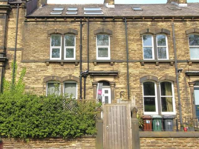 Terraced House for sale in Huddersfield, Moldgreen