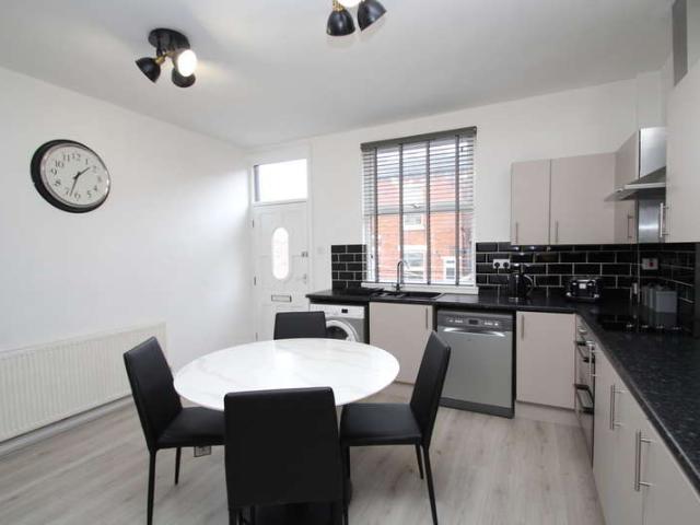 Cottage for rent in Far Fold, Leeds