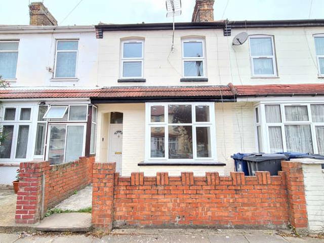 Cottage for rent in London Borough of Ealing, Greater London