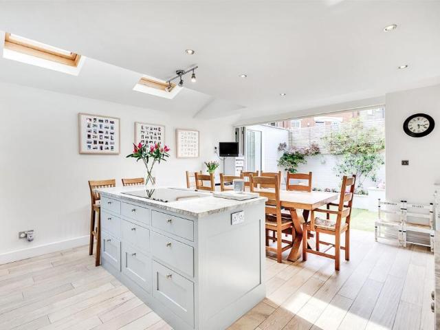 Terraced House for rent in Fulham
