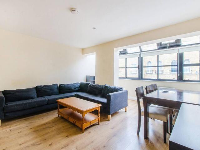 Terraced House for rent in Rotherhithe