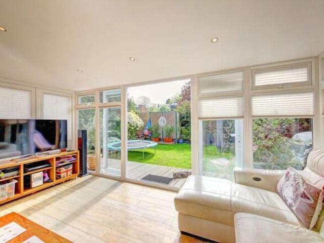 Cottage for rent in Teddington, Greater London