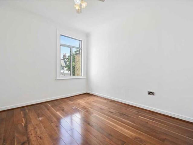 Cottage for rent in Tooting Graveney, Greater London