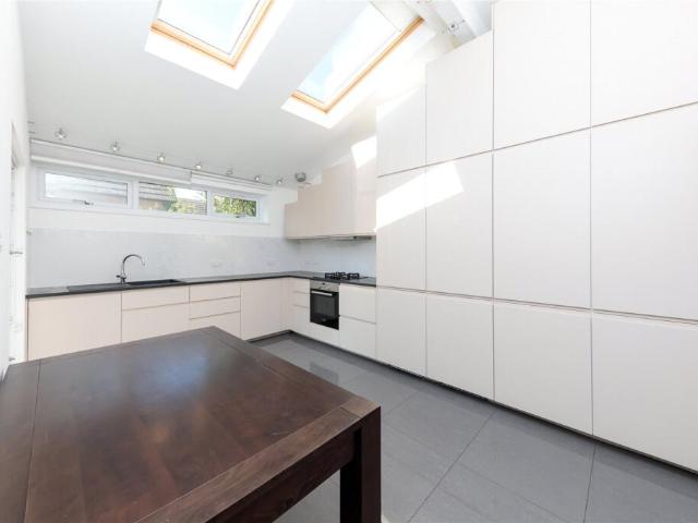 Terraced House for rent in Rotherhithe