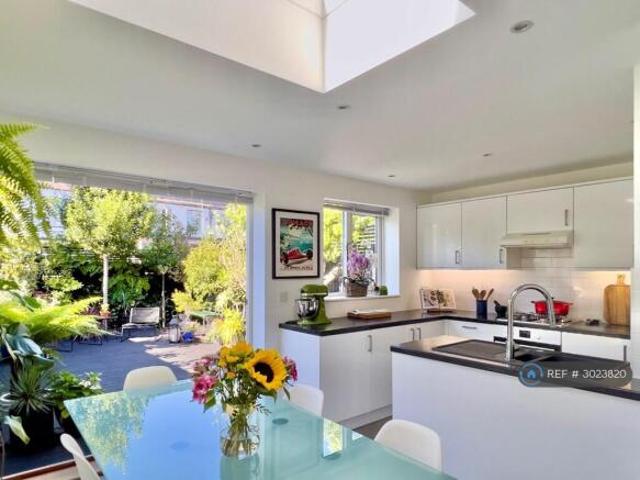 Cottage for rent in Cat Hill