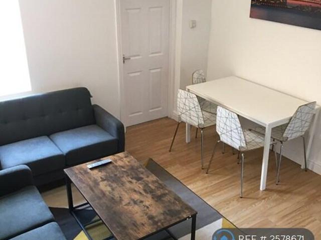 Terraced House for rent in Coventry