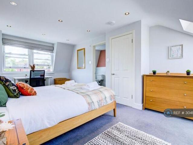 Cottage for rent in Cat Hill, England