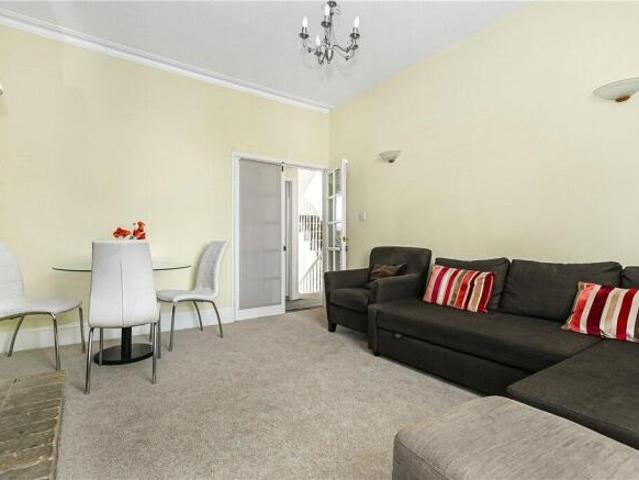 Cottage for rent in Chiswick, Greater London
