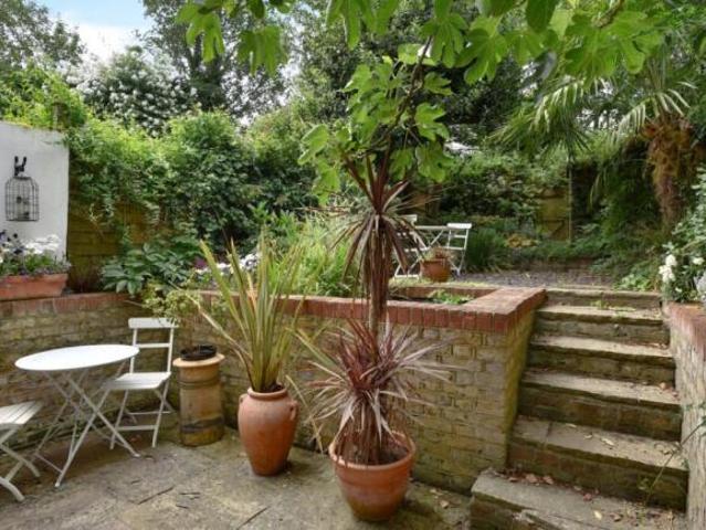 Cottage for rent in Cat Hill