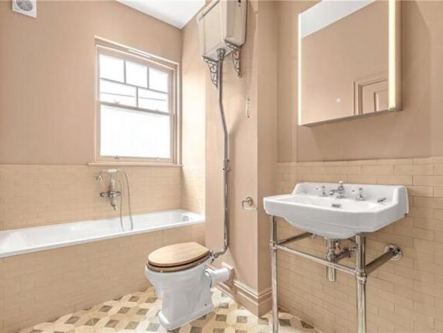 Cottage for rent in Brent Cross, Greater London