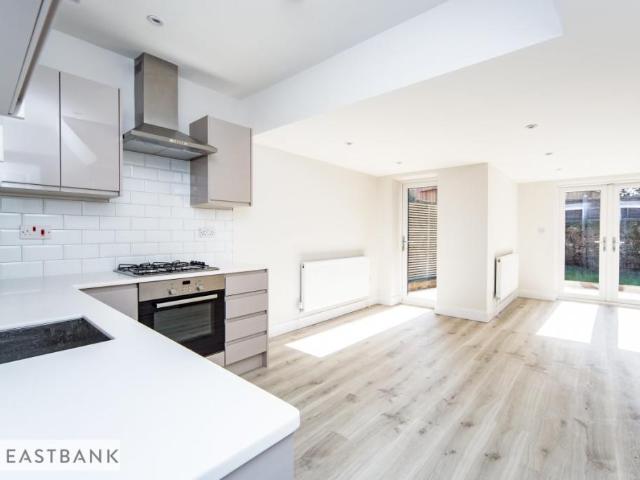 Cottage for rent in Leyton