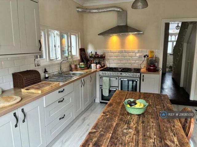 Cottage for rent in Cat Hill, England
