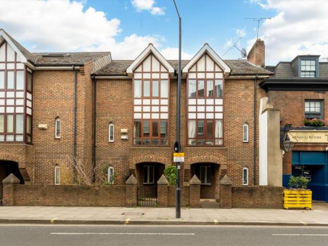 Terraced House for rent in Fulham