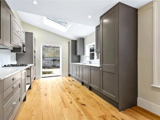 Terraced House for rent in Parsons Green