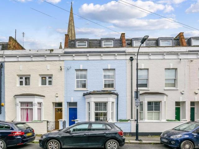 Terraced House for rent in Fulham