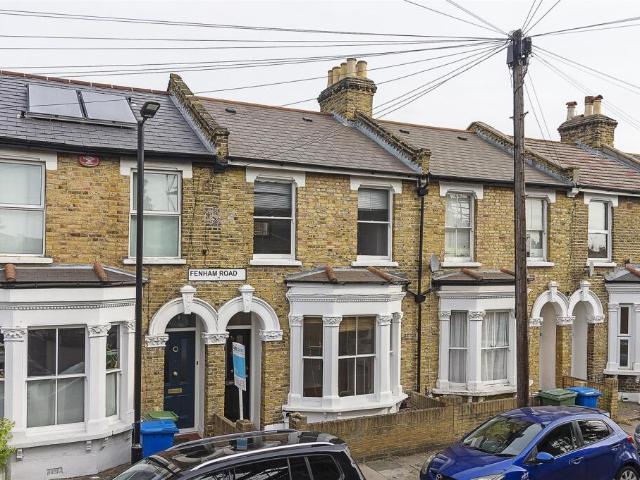 Terraced House for rent in London