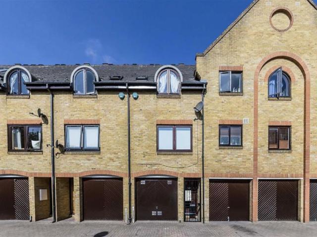 Terraced House for rent in Wapping