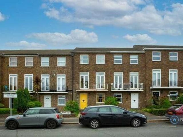 House for rent in Surrey, England