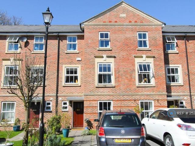 Terraced House for rent in Sutton