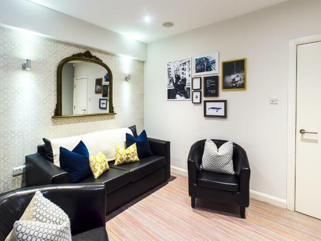 Terraced House for rent in Stoke