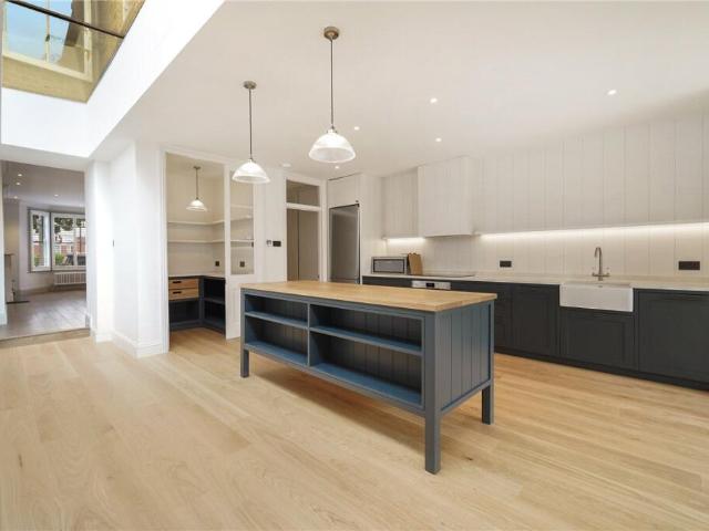 Terraced House for rent in Fulham