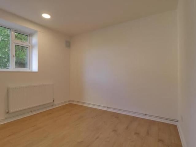 Cottage for rent in Cat Hill, England
