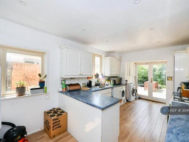 Cottage for rent in Cat Hill, England