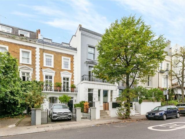 Terraced House for rent in London