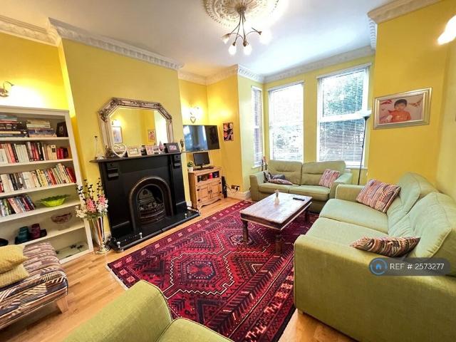 Terraced House for rent in London