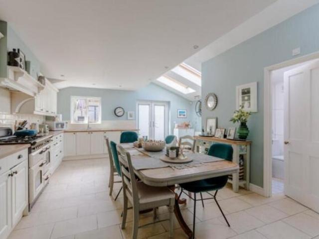 Cottage for rent in Chiswick, Greater London
