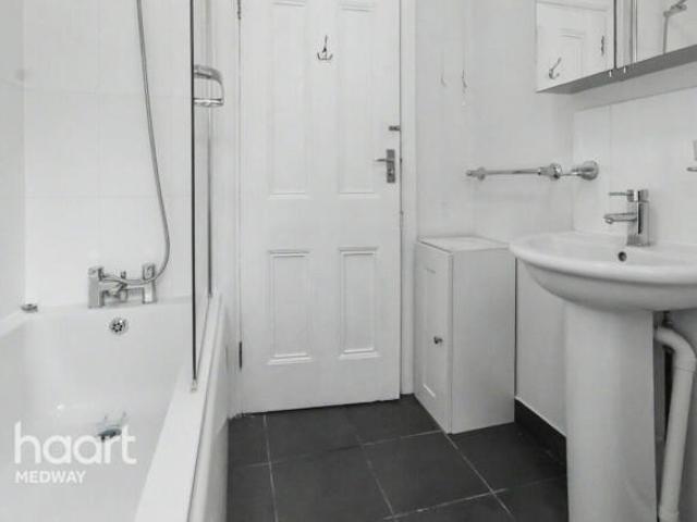 Cottage for rent in Brompton, Gillingham