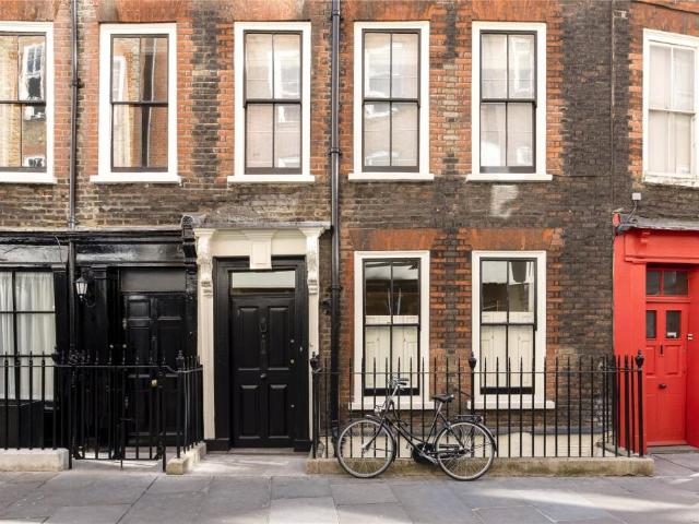 Terraced House for rent in Soho