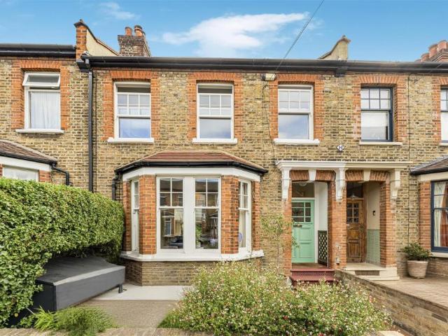 Terraced House for rent in Walthamstow