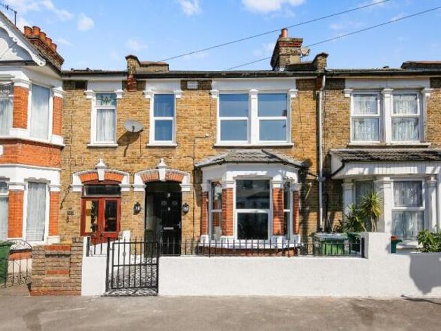 Cottage for rent in London Borough of Merton, Mitcham