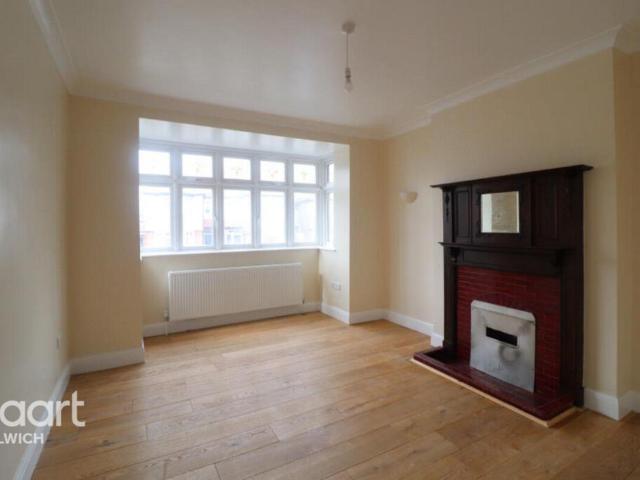 Terraced House for rent in London