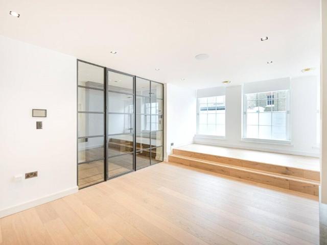 Terraced House for rent in Marylebone