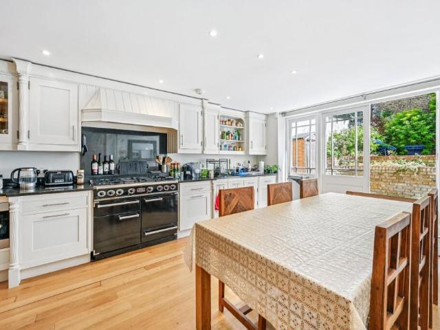Terraced House for rent in Fulham