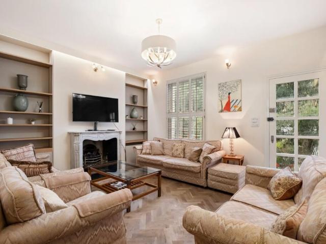 Terraced House for rent in South Kensington